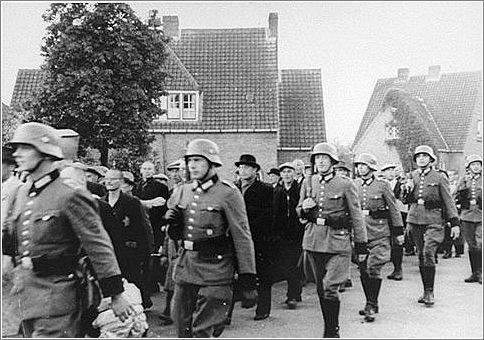 A transport of Dutch Jews marches to the Amersfoot internment camp